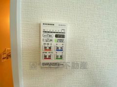 雨の日の洗濯も安心できる浴室暖房乾燥機付き浴室。リモコンで操作もボタン1つで簡単。 浴室暖房乾燥機には、暖房、乾燥、涼風、換気の4つの機能が付いています。タイマー付きです。