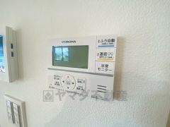 キッチン横からお湯張り、追い炊き、足し湯がボタン一つで楽々操作できる給湯機リモコンです＾＾忙しい夕飯の準備の時間帯に重宝しますね。