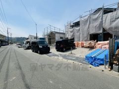 前面道路は約6ｍと駐車や離合もスムーズです＾＾ 大型車両の通行も少なく小さなお子様がいるご家庭でも安心です＾＾