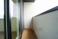 幅広のインナーバルコニーは多少の雨でも洗濯物を守ってくれ、家事を助けてくれること間違いなし。眩しすぎる日差しも和らげます。