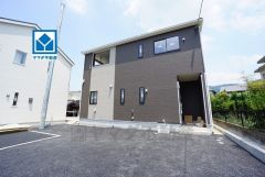 敷地面積74坪。スーパー、コンビニまで徒歩10分圏内とお買い物が便利＾＾ お庭付きで楽しみが広がります＾＾