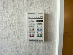 雨の日の洗濯も安心できる浴室暖房乾燥機付き浴室。リモコンで操作もボタン1つで簡単。 浴室暖房乾燥機には、暖房、乾燥、涼風、換気の4つの機能が付いています。タイマー付きです。