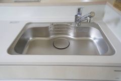 広々とした凸型シンクに洗剤ポケットを標準装備。大きなお鍋など洗いやすいです。洗剤や石鹸、スポンジもすっきりできる収納付き。