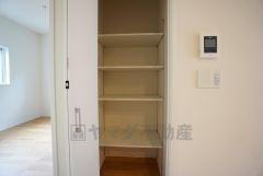 まとめ買いしてもこの収納量なら心配要らずのパントリー。調理家電や食品のストックをすっきりまとめられ、キッチン周りを広々使えます。