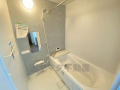 1日の疲れを癒すくつろぎのバスルーム。足を伸ばしてもゆったりと入れるサイズです。お子様と一緒にお風呂に入っても狭くないですね^^