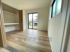 2面採光を確保した明るい室内は、風通しも良く、大変居心地の良い空間となっております。爽やかな風を感じて起きる朝は、快適生活の始まりに。