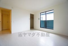 収納力豊富なウォークインクローゼット付き。洋服や小物などを1箇所にまとめて美しい収納を実現します。