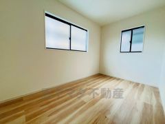 2面採光を確保した明るい室内は、風通しも良く、大変居心地の良い空間となっております。爽やかな風を感じて起きる朝は、快適生活の始まりに。