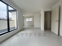 住む人のこだわりを活かす洋室＾＾日当たりがよく、寝室としての利用もおすすめ。広めのクローゼットもあり荷物もすっきり片付けれ、ゆとりのある暮らしが出来ます＾＾