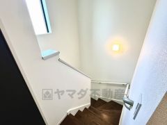 ご年配の方でも安心できる、手すり付き階段です＾＾段差も低めで設定されてますので安全性にも優れてますね＾＾