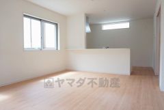 同仕様写真。家族が集まる開放的なリビング。約16帖の大空間で毎日のお食事が楽しみです＾＾思い思いの時間を過ごしたり、家族みんなで食事をしたり、素敵な団らんの場になりますね。