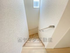 ご年配の方でも安心できる、手すり付き階段です＾＾段差も低めで設定されてますので安全性にも優れてますね＾＾