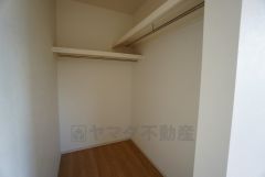収納力豊富なウォークインクローゼット。洋服や小物などを1箇所にまとめて美しい収納を実現します。
