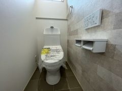 温水洗浄機付トイレです。節水機能もあるので、安心して使えますね。節水・静音設計でエネルギーを効率よく使用し省エネ。汚れをガードする構造でサッと一拭き、お手入れが簡単。
