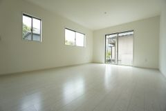 同仕様写真。大きな窓のあるリビングは、陽光あふれる明るい空間です。居心地良く、ご家族皆がゆったり寛げる憩いの空間となりそうです。