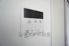 キッチン横からお湯張り、追い炊き、足し湯がボタン一つで楽々操作できる給湯機リモコンです＾＾忙しい夕飯の準備の時間帯に重宝しますね。