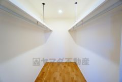 収納力豊富なウォークインクローゼット付き。洋服や小物などを1箇所にまとめて美しい収納を実現します。