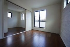 2面採光を確保した明るい室内は、風通しも良く、大変居心地の良い空間となっております。爽やかな風を感じて起きる朝は、快適生活の始まりに。