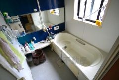 1日の疲れを癒すくつろぎのバスルーム。横長の鏡が空間に奥行をもたらし、広々としたバスルームを印象付けています。