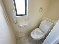 温水洗浄機付トイレです。節水機能もあるので、安心して使えますね。もちろん、1階2階の2ヶ所にトイレがあるので、忙しい朝にもゆとりができますね。