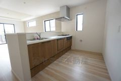 対面式カウンターキッチンでお子様の様子が見守れます。カウンタートップは耐熱性に優れており、日ごろのお掃除もふき取るだけでＯＫ。ステンレスシンクも簡単にお掃除できますよ。