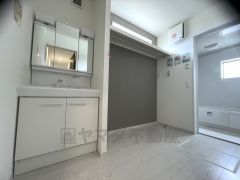 三面鏡つき洗面台。収納も一体型になっているので、ドライヤーやヘアアイロンの置き場に困りませんね。