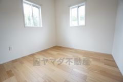 2面採光を確保した明るい室内は、風通しも良く、大変居心地の良い空間となっております。爽やかな風を感じて起きる朝は、快適生活の始まりに。