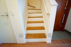 ご年配の方でも安心できる、手すり付き階段です＾＾段差も低めで設定されてますので安全性にも優れてますね＾＾