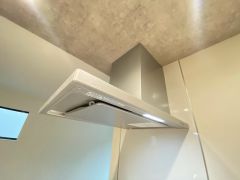 調理により発生する油煙や臭いを吸い込み、屋外へ排気してくれます。