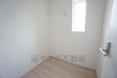 テレワークルームは家族みんなの共有スペースにいかがですか。読書タイムやお子様の学習、時には映画鑑賞用のお部屋にも大変身＾＾趣味の空間として用途は様々ですね＾＾