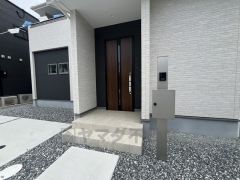 タッチキータイプの玄関ドアです。奥まって設置されているので、雨に濡れる心配もありません。