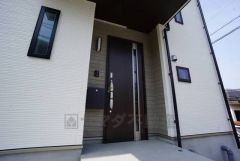 ブラックトーンの玄関扉＾＾外壁とマッチングしていてかっこいいですね＾＾家の顔となる玄関扉がかっこいいと、たくさんの人を招き入れたくなりますね＾＾