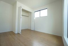 木目調のシンプルデザインで落ち着きと安らぎの空間に仕上げています。各部屋に収納が完備されているので、お荷物が多くなっても安心の設計です。