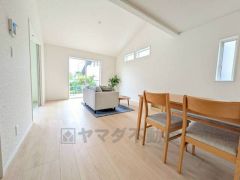 大きな窓のあるリビングは、陽光あふれる明るい空間です。居心地良く、ご家族皆がゆったり寛げる憩いの空間となりそうです。