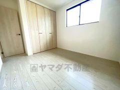 木目調のシンプルデザインで落ち着きと安らぎの空間に仕上げています。各部屋に収納が完備されているので、お荷物が多くなっても安心の設計です。