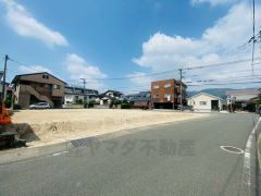 前面道路は東側約6.1～6.6ｍ。 幅広いためお車の離合もスムーズです＾＾ 西鉄天神大牟田線と西鉄太宰府線と鹿児島本線の3沿線利用可能。