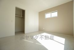 同仕様写真。住む人のこだわりを活かす洋室＾＾日当たりがよく、寝室としての利用もおすすめ。広めのクローゼットもあり荷物もすっきり片付けれ、ゆとりのある暮らしが出来ます＾＾