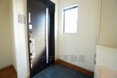 たっぷり収納できるシューズボックスです。家族全員の靴がきれいに整頓できます。棚の上にお花や写真を飾っても良いですね。