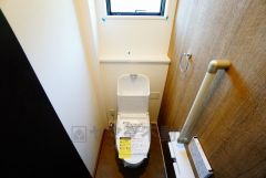 同仕様写真。温水洗浄機付トイレです。節水機能もあるので、安心して使えますね。もちろん、1階2階の2ヶ所にトイレがあるので、忙しい朝にもゆとりができますね。