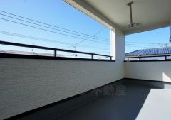 同仕様写真。幅広のインナーバルコニーは多少の雨でも洗濯物を守ってくれ、家事を助けてくれること間違いなし。眩しすぎる日差しも和らげます。