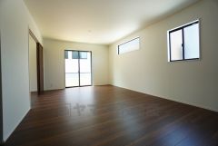大きな窓のあるリビングは、陽光あふれる明るい空間です。居心地良く、ご家族皆がゆったり寛げる憩いの空間となりそうです。