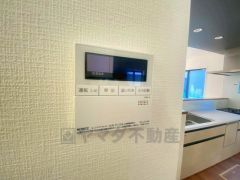 キッチン横からお湯張り、追い炊き、足し湯がボタン一つで楽々操作できる給湯機リモコンです＾＾忙しい夕飯の準備の時間帯に重宝しますね。