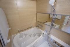 1日の疲れを癒すくつろぎのバスルーム。足を伸ばしてもゆったりと入れるサイズです。お子様と一緒にお風呂に入っても狭くないですね^^