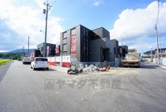 前面道路は交通量が少なく小さなお子様がいるご家庭でも安心です＾＾