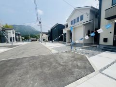 車の通り抜けができないので、小さな子供も安心して遊ばせることができます。