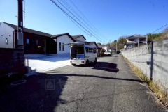 前面道路は公道北西側約6ｍ。 幅広いため車の離合もスムーズです＾＾ 田川バイパスまで車で約5分（350ｍ）遠出のお出かけや通勤に便利＾＾