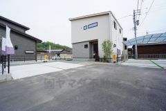 前面道路は居住者のみの通行で交通量が少なく小さなお子様がいるご家庭も安心です。 カースペースは停めやすい並列駐車2台付き。