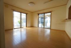 大きな窓のあるリビングは、陽光あふれる明るい空間です。居心地良く、ご家族皆がゆったりくつろげる憩いの空間となりそうです。