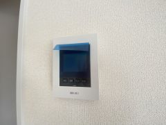 ドアを開けずに来訪者を確認できるモニター付インターフォン。防犯はもちろん、セールスマン対策にもなりますね＾＾