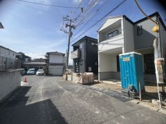 前面道路は公道南側約5.9ｍ。幅広いため車の離合や駐車がスムーズです＾＾